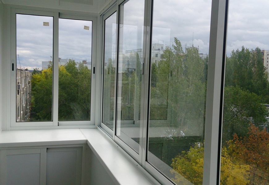 Балкон алюминиевый с выносом, оконная система Provedal. Шкаф с раздвижными дверцами.