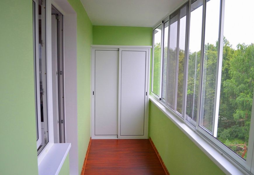 Холодная шестиметровая лоджия системы Provedal, шкаф с раздвижными дверцами