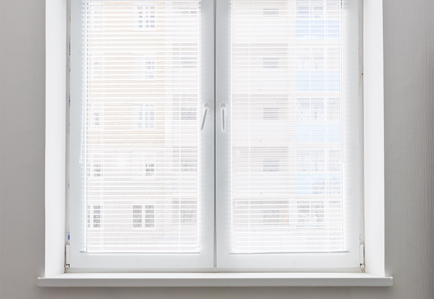 Двустворчатое распашное окно с встроенными жалюзи